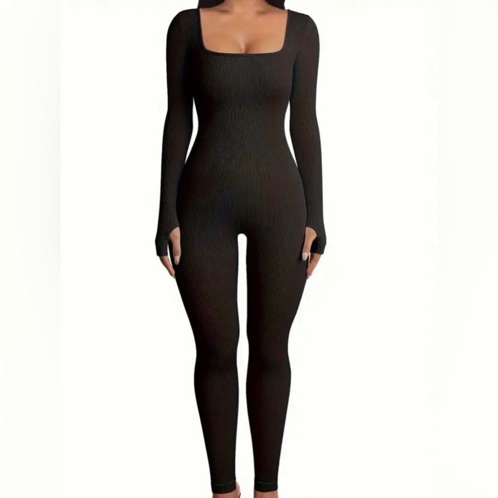 Jenni from Macyβs Black Long Sleeve Jumpsuit with back out & Padding πΌ - Picture 1 of 12